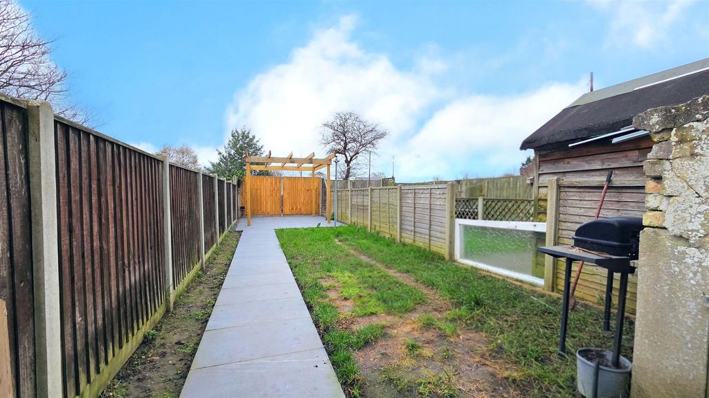 Property photo 2 of 11 Garden