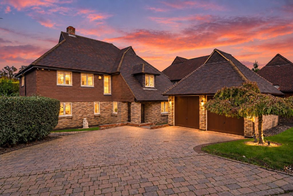 5 bed detached house for saleLightwater, Surrey GU18