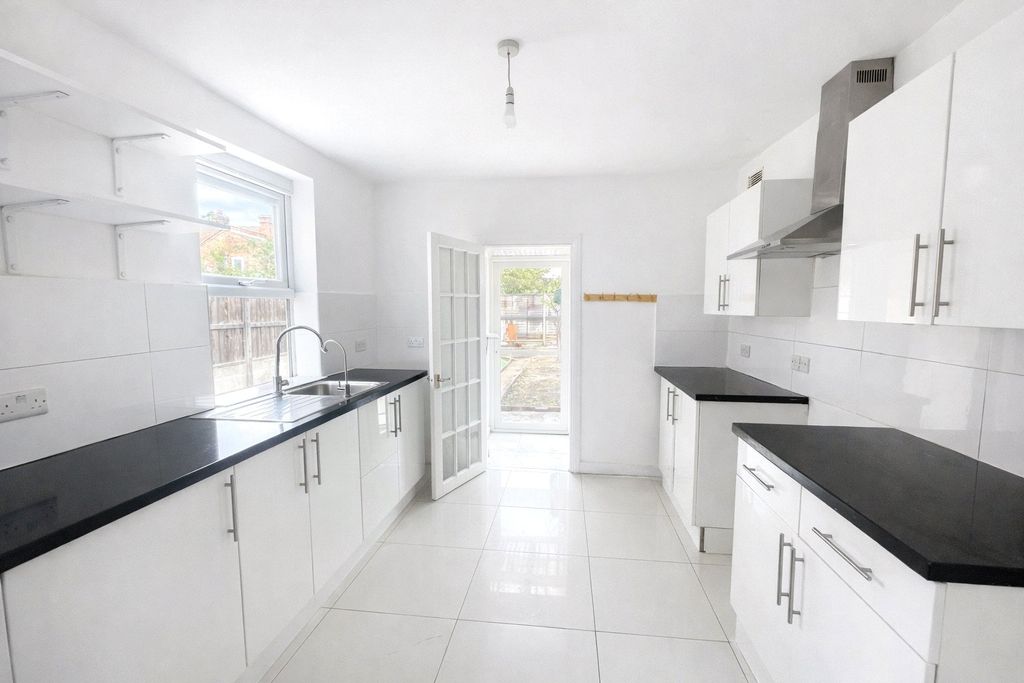 Property photo 3 of 12 Picture 3