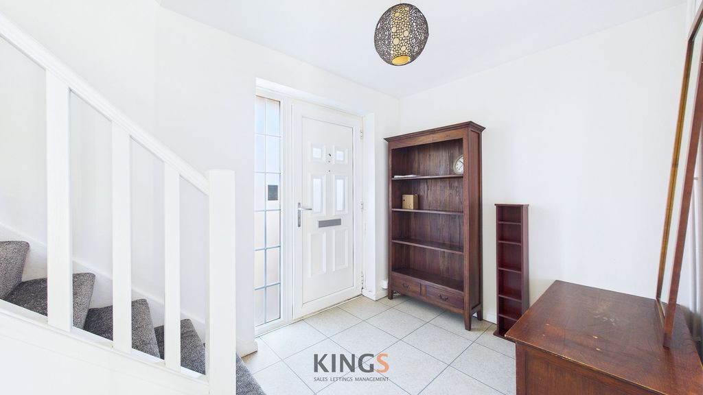 Property photo 2 of 14 Entrance Hall