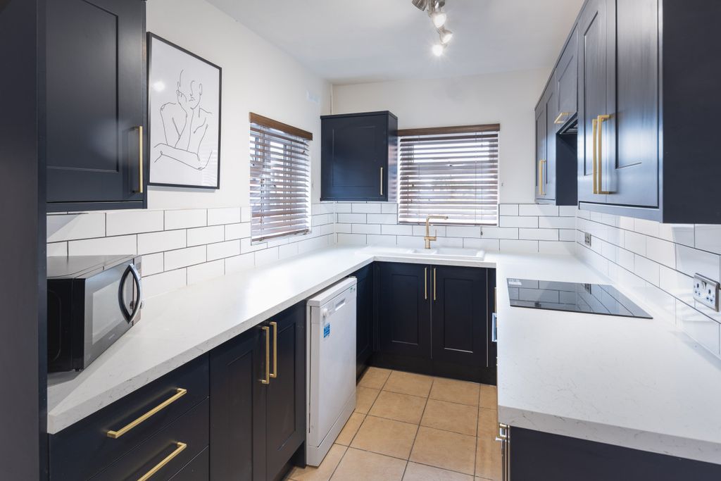 Property photo 2 of 15 25 Union Road, Kitchen 1