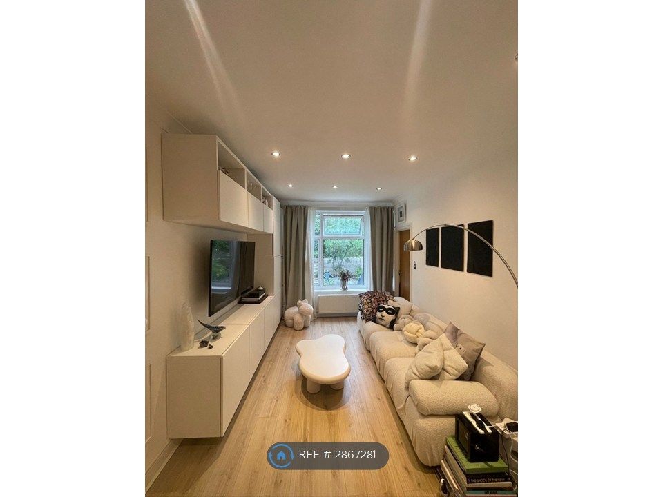 Property photo 1 of 7 Livingroom