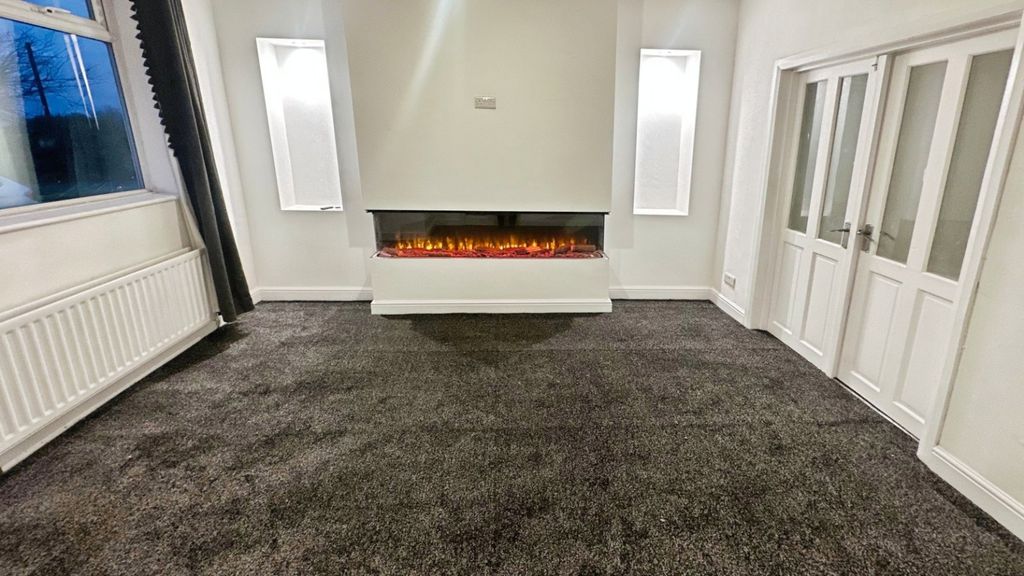 Property photo 2 of 15 Lounge