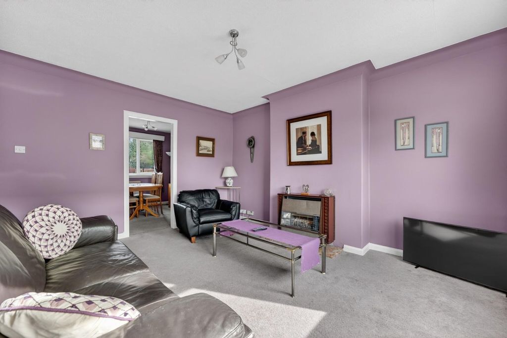 Property photo 3 of 18 8 Millburn Gardens_09.Jpg