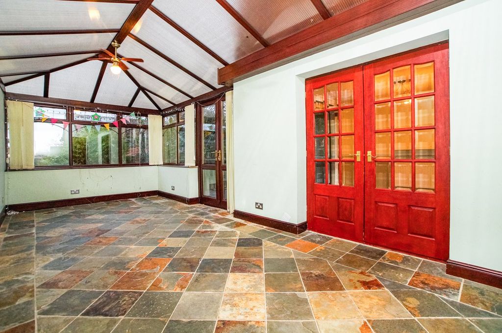 Property photo 3 of 25 Conservatory