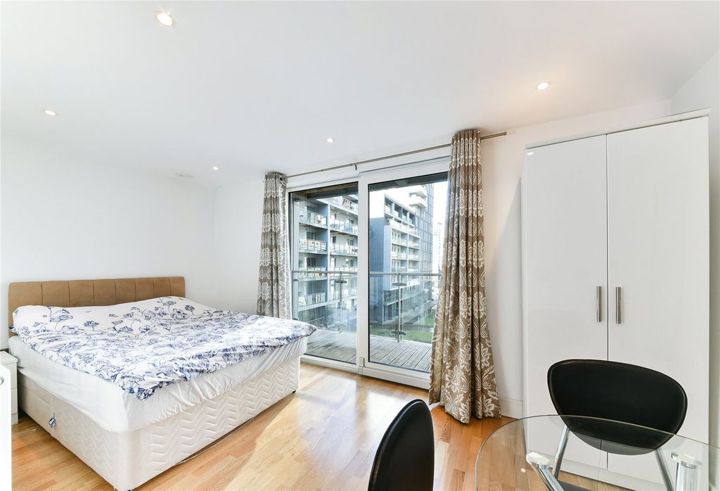 Property photo 1 of 10 Studio Bedroom