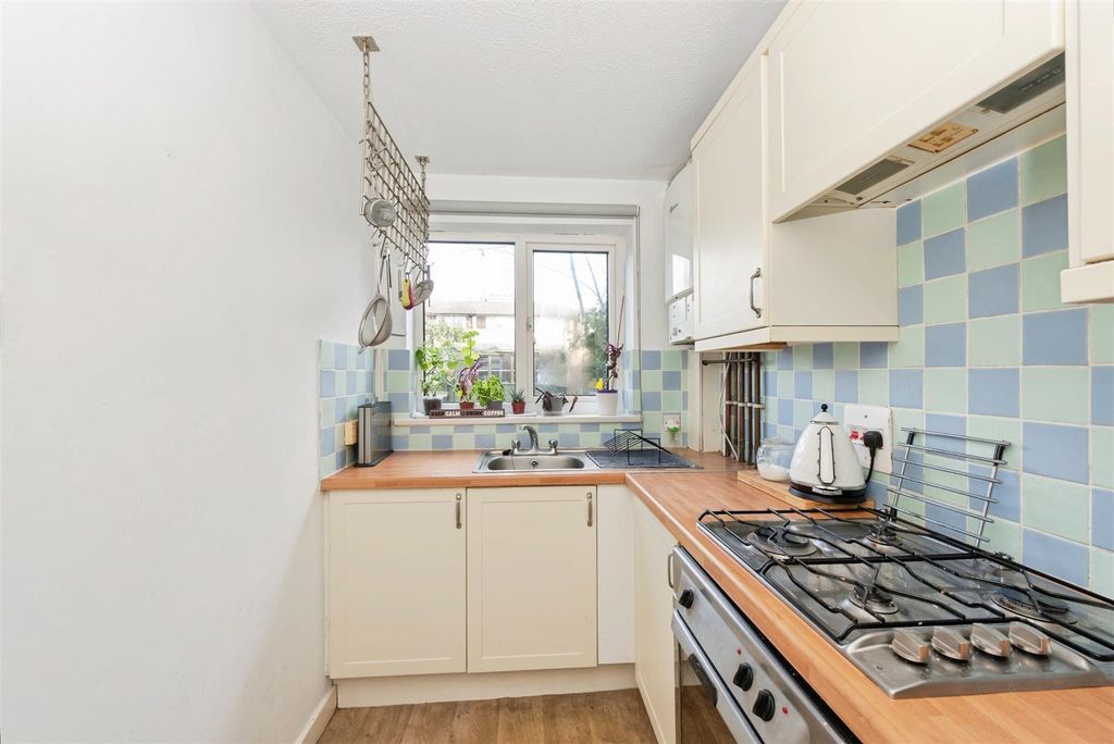 Property photo 3 of 10 Queens8Of24.Jpg