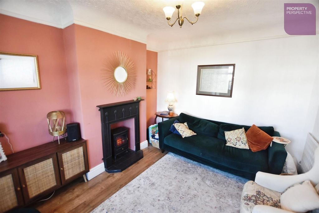 Property photo 2 of 11 Lounge