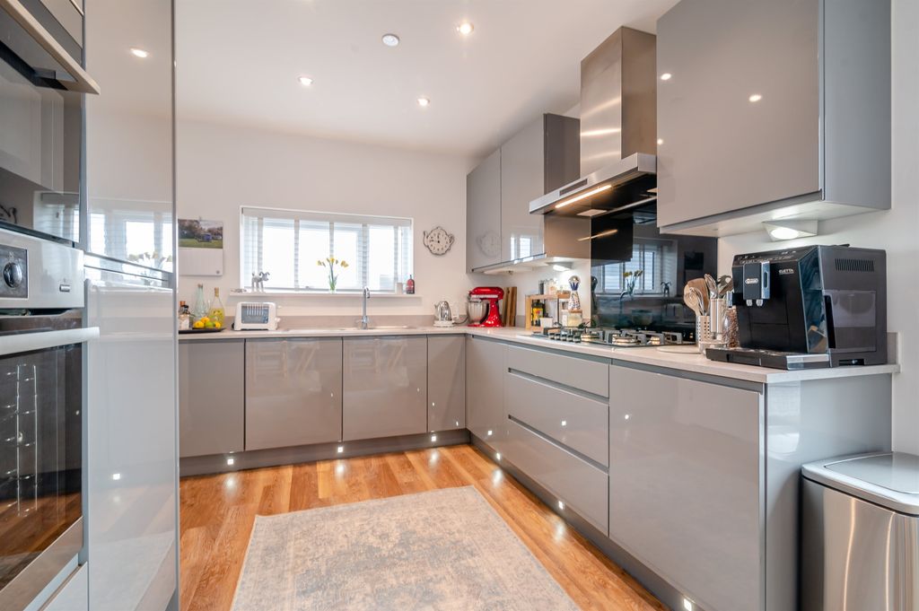 Property photo 2 of 28