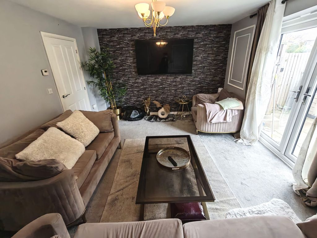 Property photo 3 of 18 Lounge B