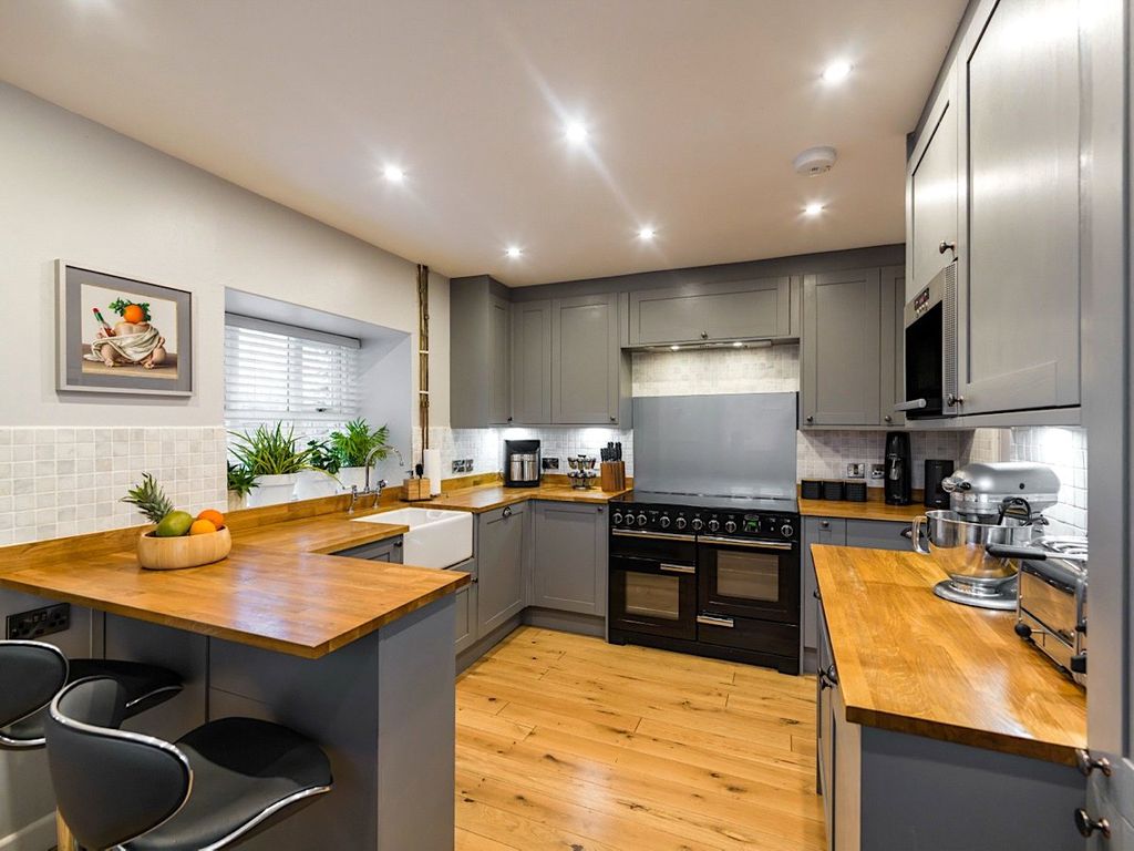 Property photo 3 of 11 Kitchen