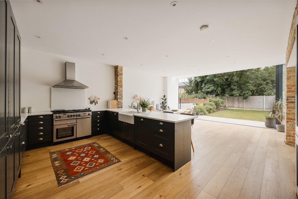 Property photo 3 of 46 Grosvenor Park Road, E17