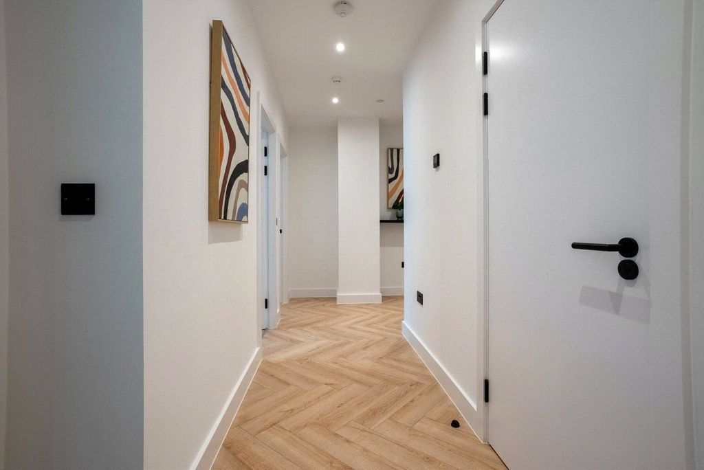 Property photo 3 of 20 Bankside