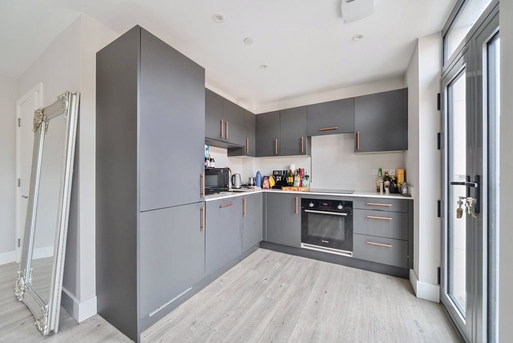 Property photo 3 of 11 Kitchen