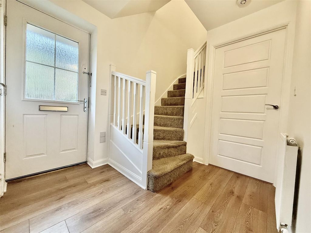 Property photo 3 of 14 Entrance Hall