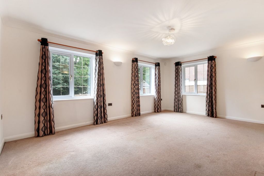 Property photo 2 of 19 Sitting Room