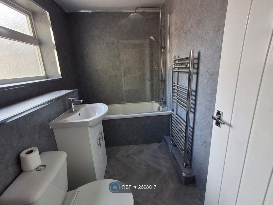 Property photo 3 of 10 Bathroom