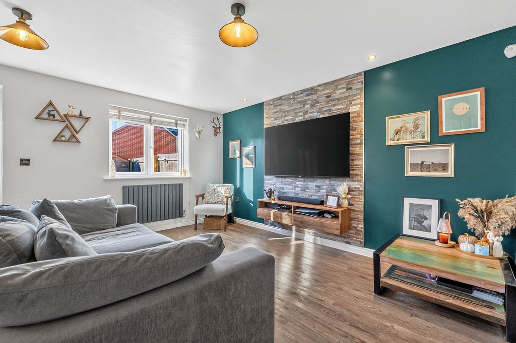 Property photo 2 of 27