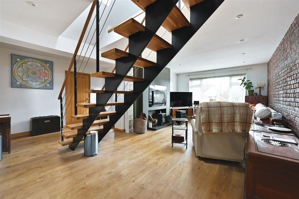 Property photo 2 of 27 Living Space