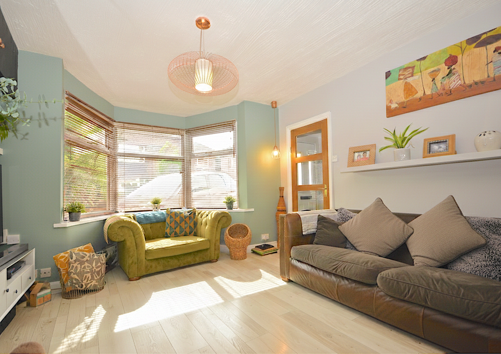 Property photo 3 of 17 Lounge