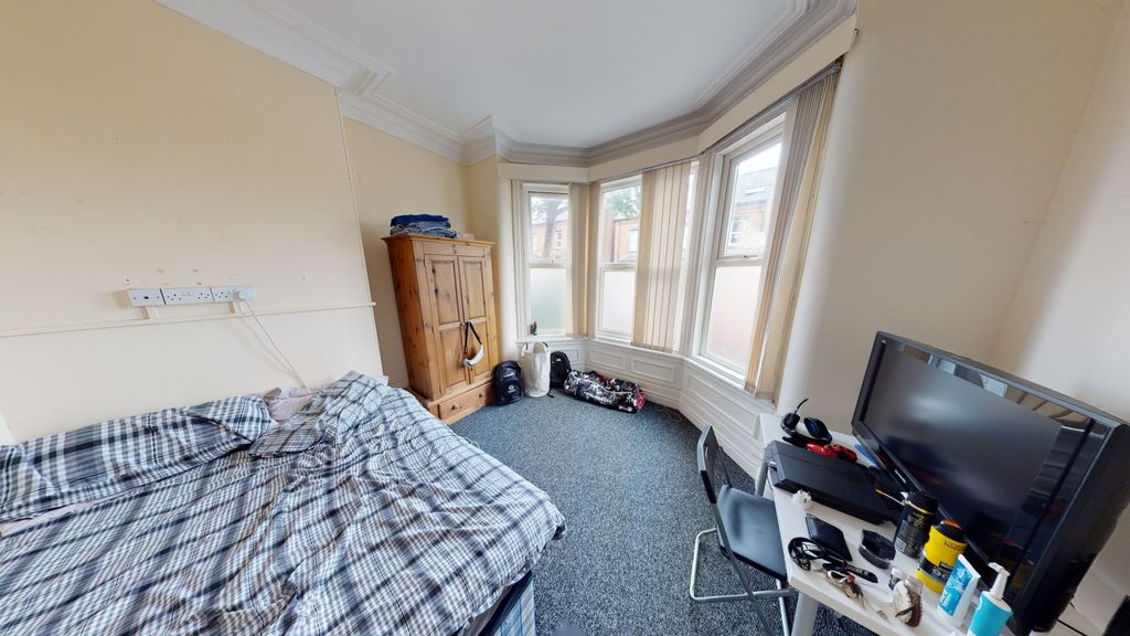 Property photo 3 of 5 A Well-Lit Bedroom Featuring A Double Bed, A Desk,...