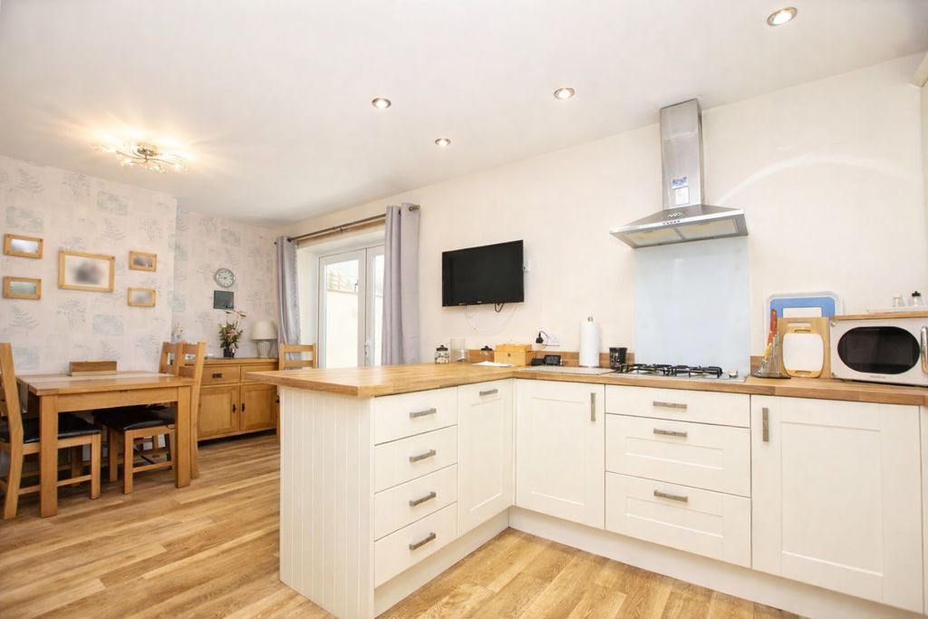 Property photo 2 of 16 Kitchen/ Dining Area