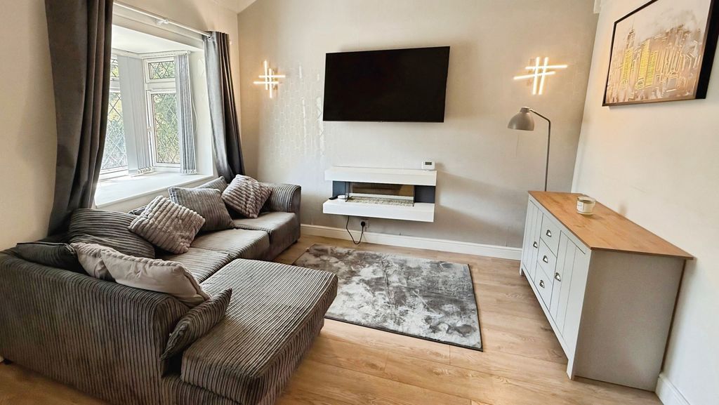 Property photo 3 of 13 Lounge