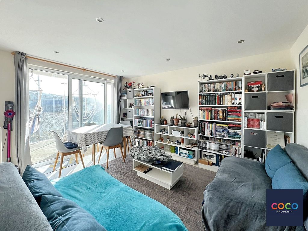 Property photo 3 of 11 Sitting Room