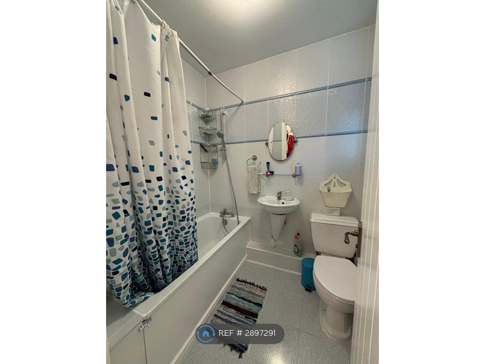 Property photo 3 of 3 Clean Bathroom