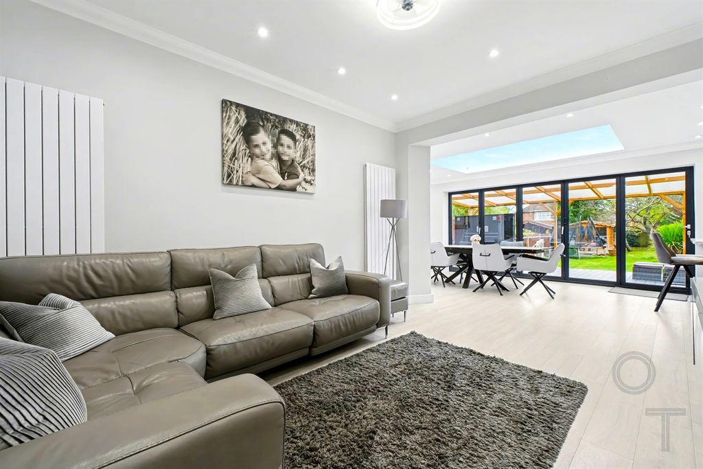 Property photo 3 of 12 Reception