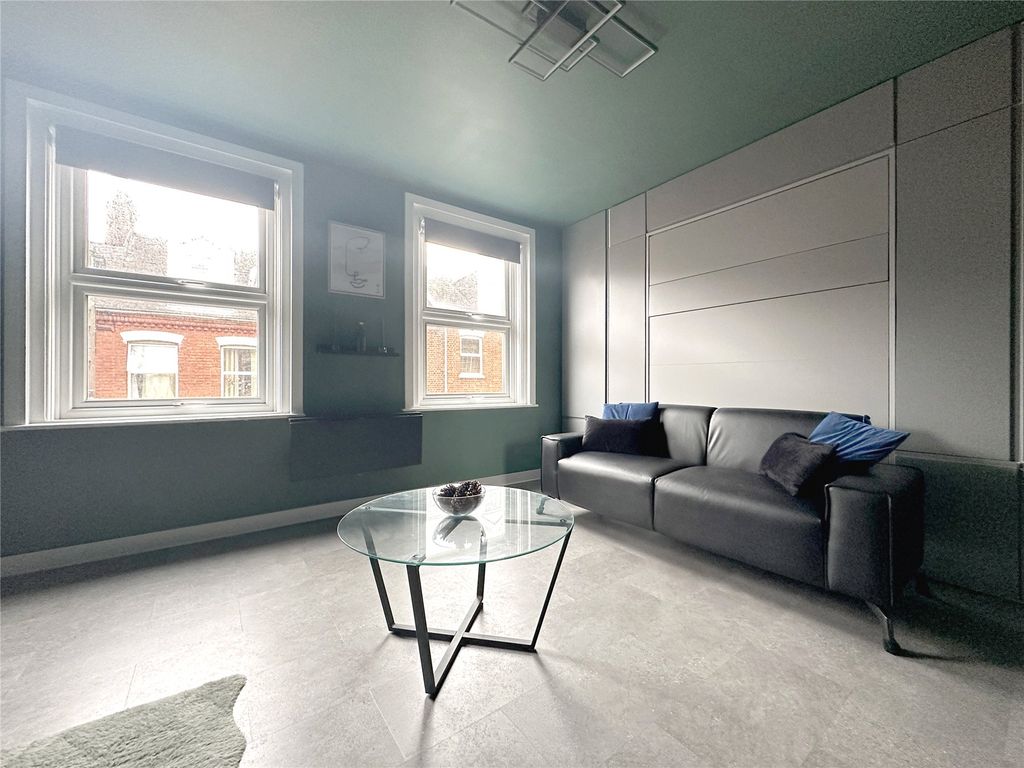 Property photo 3 of 7 Lounge/Bedroom