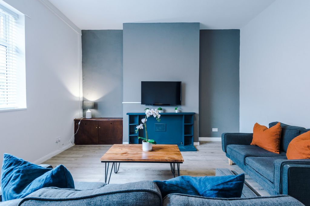 Property photo 1 of 24 13 Stratford Road Living Room 3
