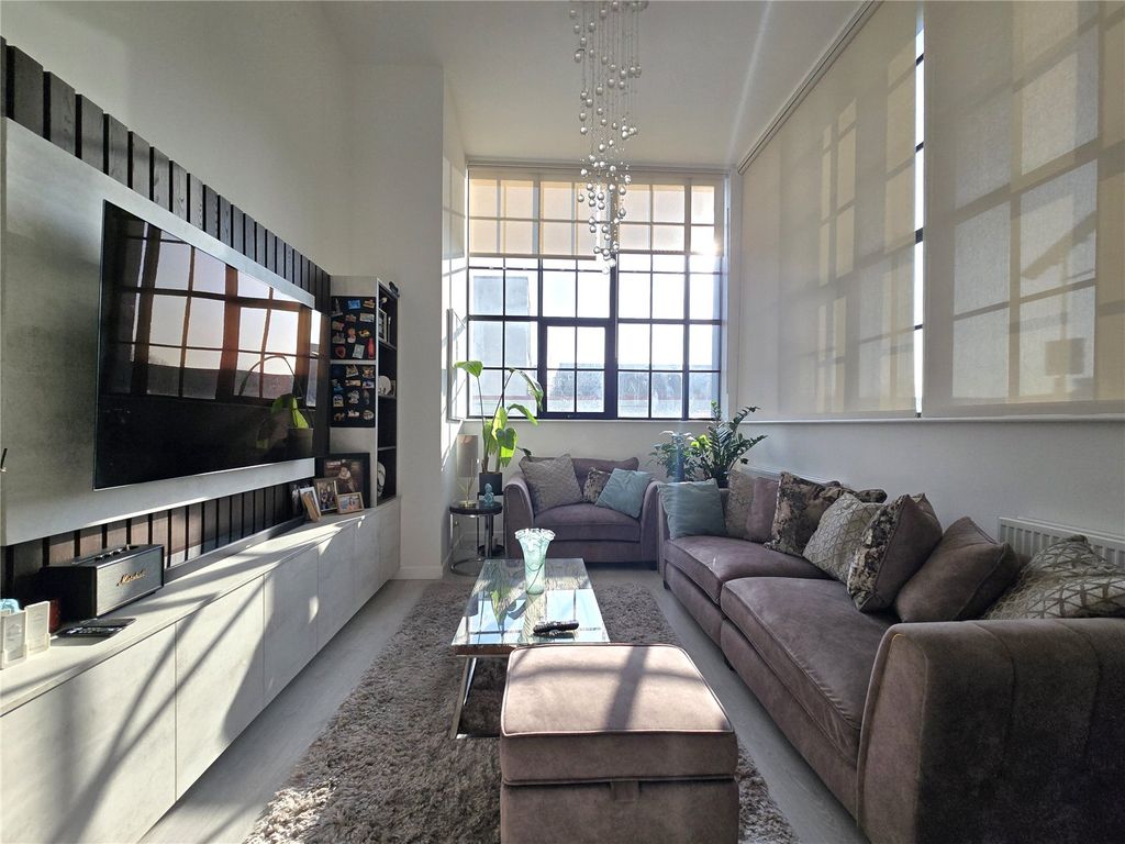 Property photo 3 of 19 Lounge