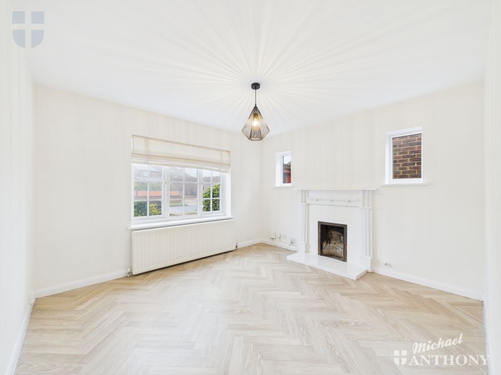 Property photo 3 of 13 Cam03218G0-Pr0861-Still004