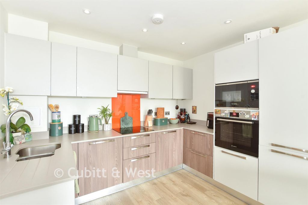 Property photo 3 of 8 Kitchen/ Lounge