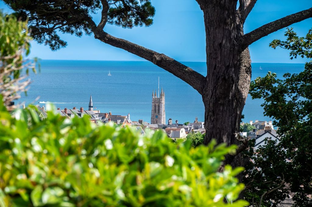 Property photo 2 of 26