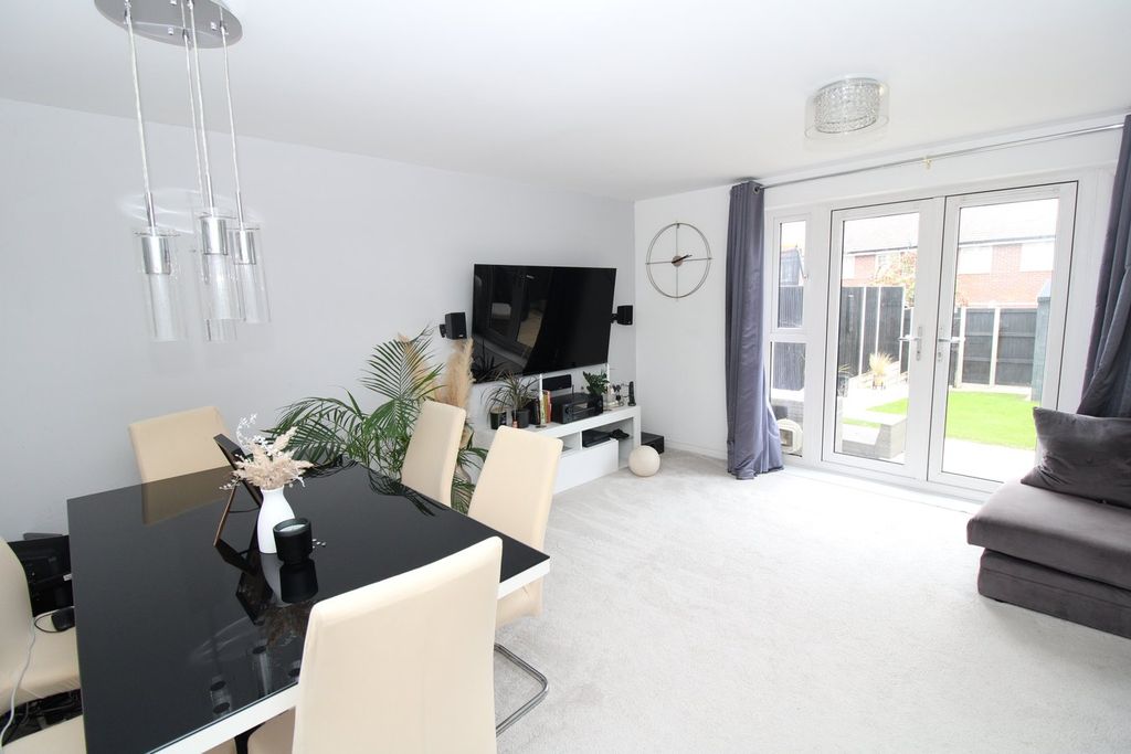 Property photo 2 of 11 Lounge