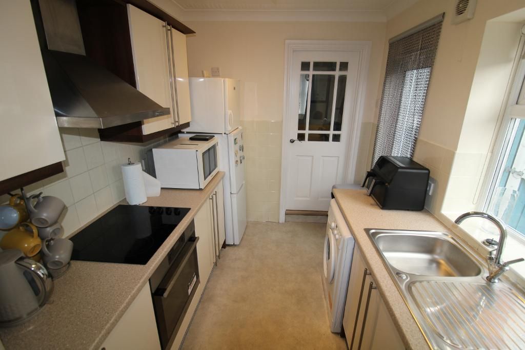 Property photo 3 of 11 Kitchen