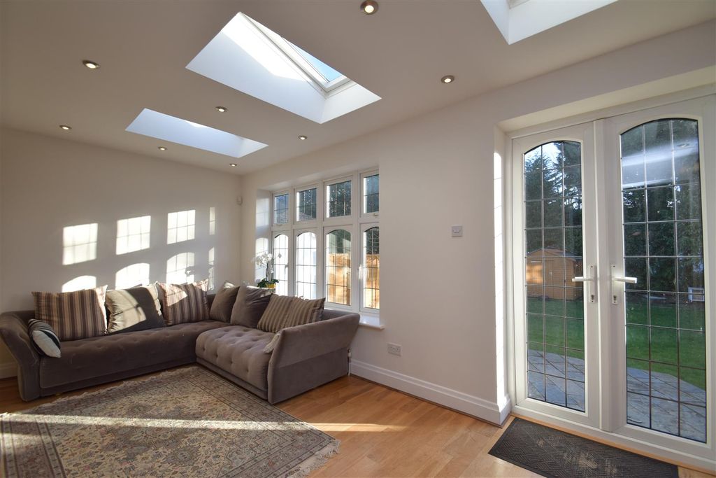 Property photo 3 of 16 Lounge