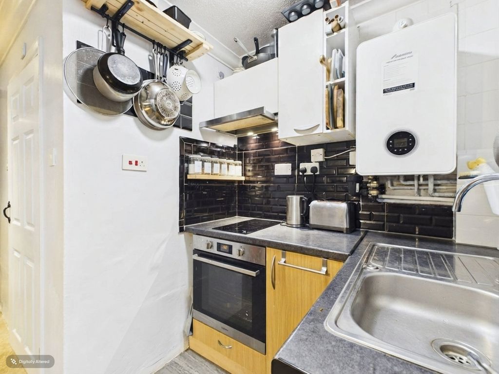 Property photo 3 of 11 Kitchen