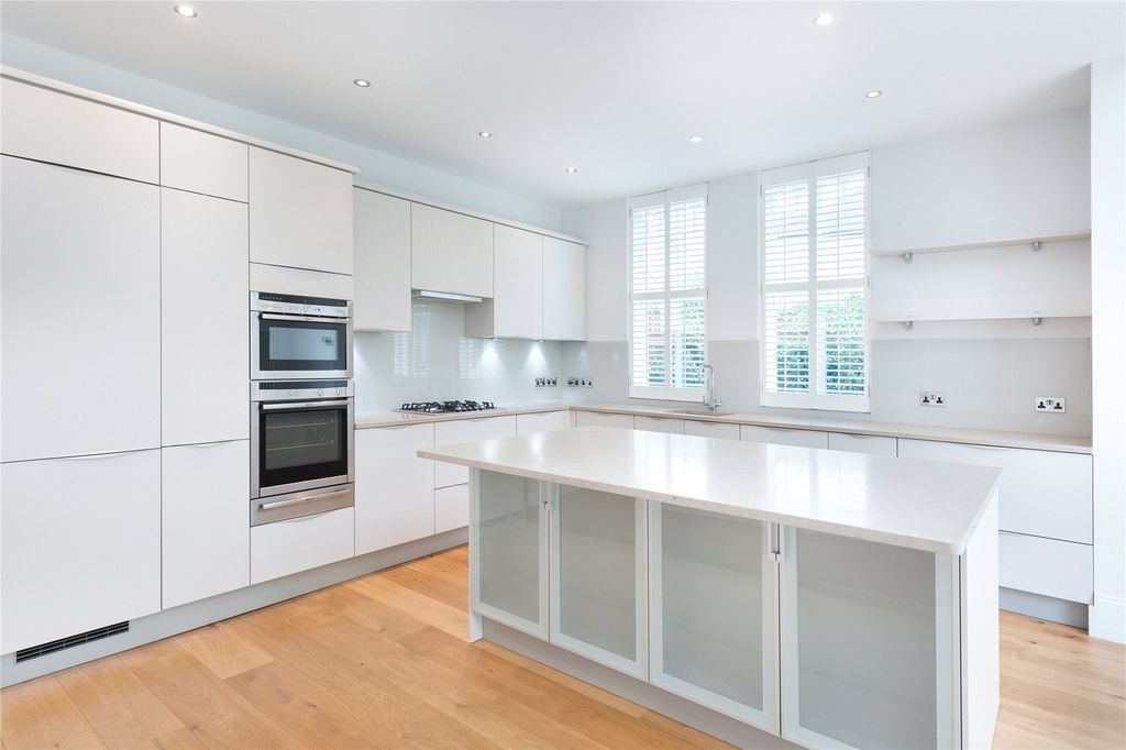 Property photo 3 of 18 Kitchen