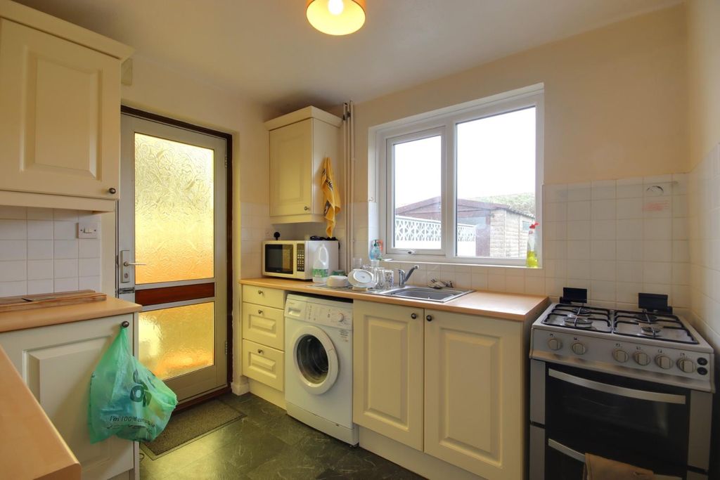 Property photo 2 of 11 Kitchen