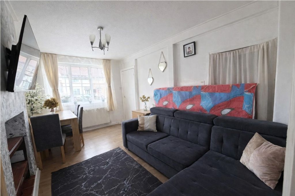 Property photo 3 of 8