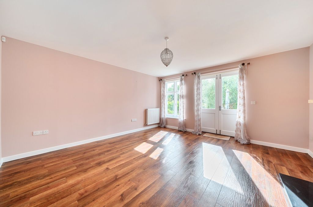 Property photo 3 of 23 1353880-9-68c99A9...