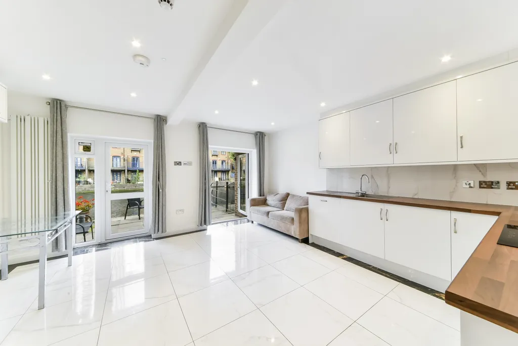 House in London, London Borough of Tower Hamlets - More