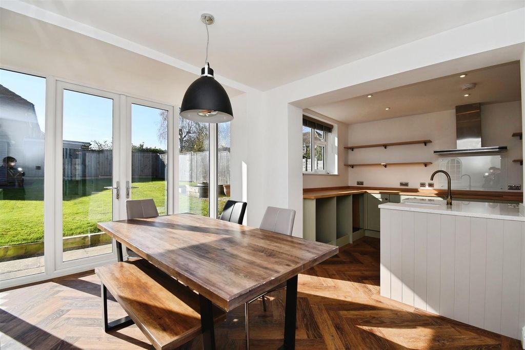 Property photo 3 of 27 B784415c-U 20 2840 29.Jpg