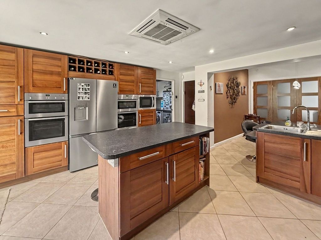 Property photo 3 of 28