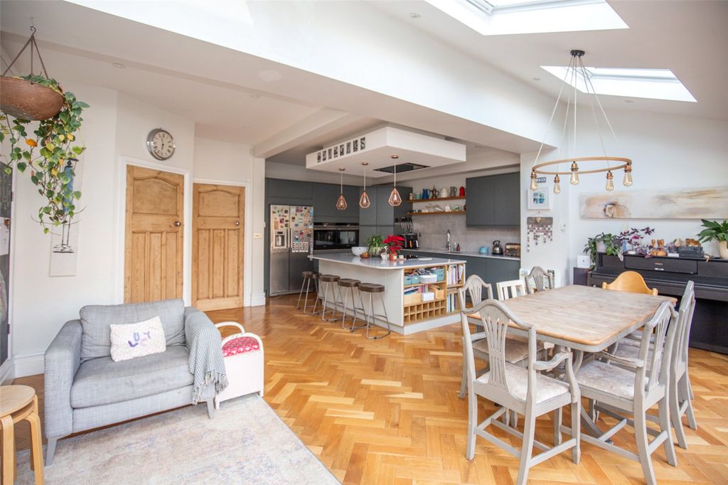 Property photo 2 of 37 Picture No. 28