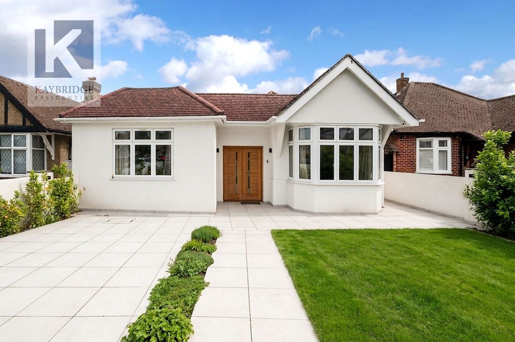 Property photo 2 of 18 The Warren, Worcester Park - Kt4 7DL