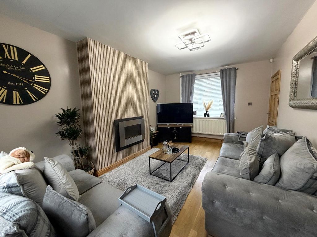 Property photo 3 of 12 Lounge